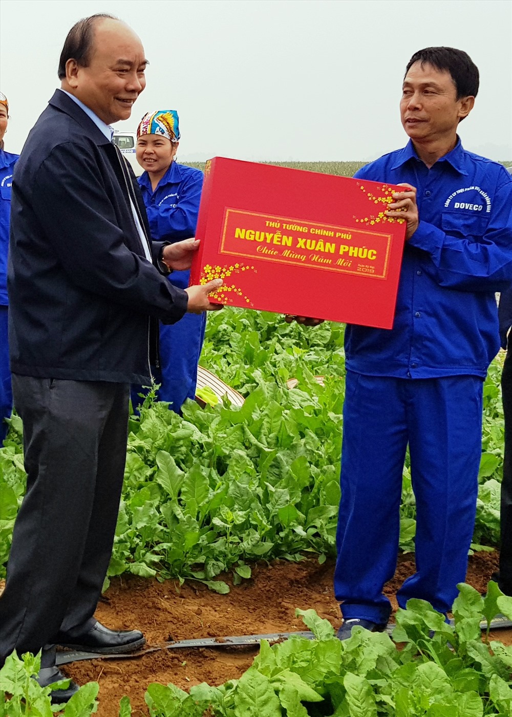 Thủ tướng Nguyễn Xuân Phúc tặng quà cho công nhân lao động tại Cty Đồng Giao. Ảnh: NT