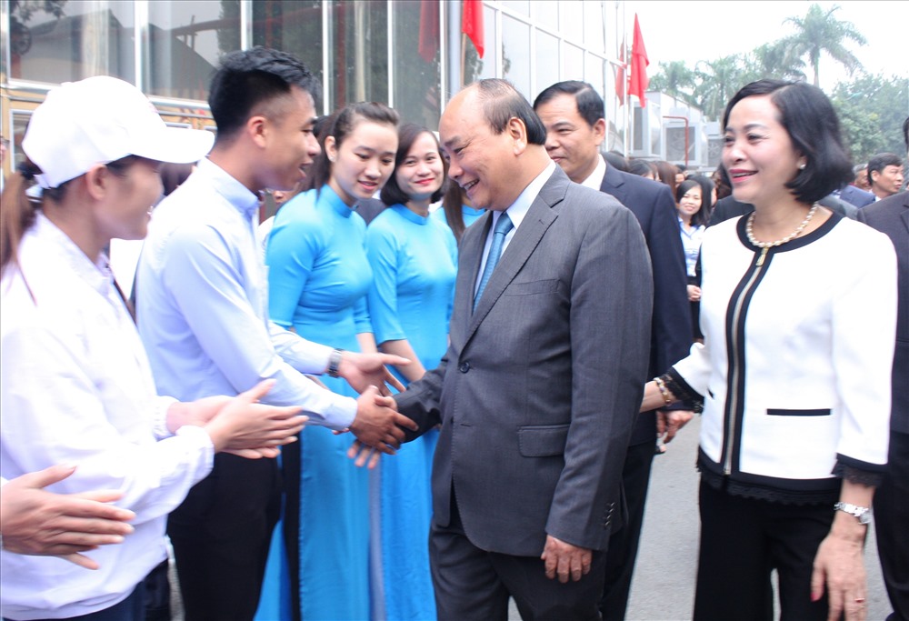 Thủ tướng Nguyễn Xuân Phúc thăm công nhân đang làm việc tại Cty Đồng Giao. Ảnh: NT