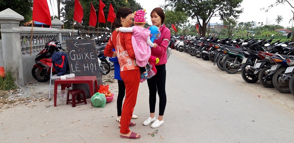 Chị Ngô Mai Anh (SN 1992, ở thôn Vĩnh Khê) cho con gái mới hơn 1 tuổi đi xem đấu vật.
