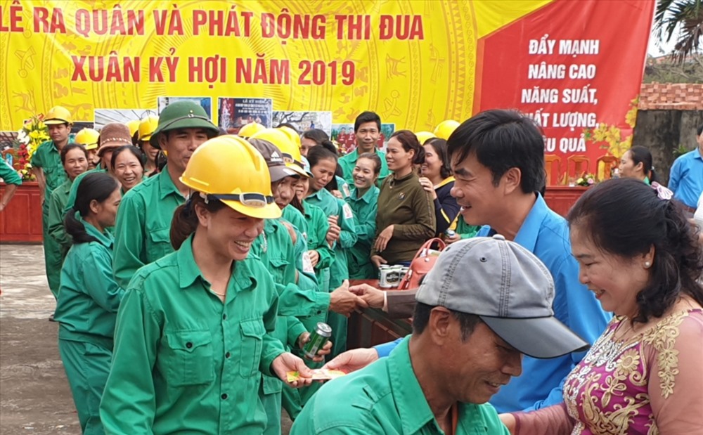 Lãnh đạo LĐLĐ Quảng Bình động viên người lao động nhân ngày ra quân sản xuất đầu năm mới Kỷ Hợi 2019. Ảnh: Lê Phi Long