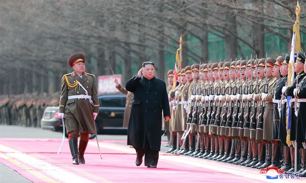 Nhà lãnh đạo Triều Tiên Kim Jong-un duyệt đội danh dự trong chuyến thăm Bộ các lực lượng vũ trang nhân dân vào ngày 8.2 - ngày thành lập quân đội nhân dân Triều Tiên. Ảnh: KCNA-Yonhap.