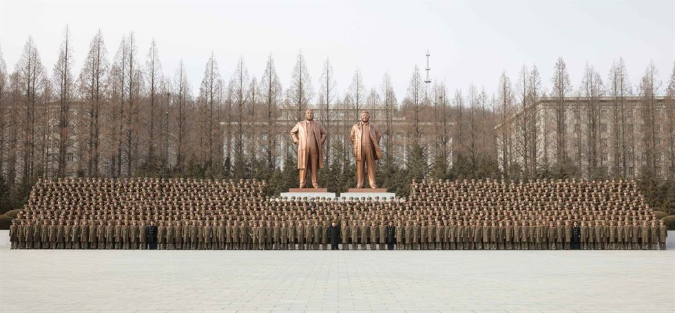 Ông Kim Jong-un và các tướng lĩnh chụp ảnh chung trước bức tượng của các cố lãnh đạo Kim Nhật Thành và Kim Jong-il. Ảnh: KCNA-Yonhap. 
