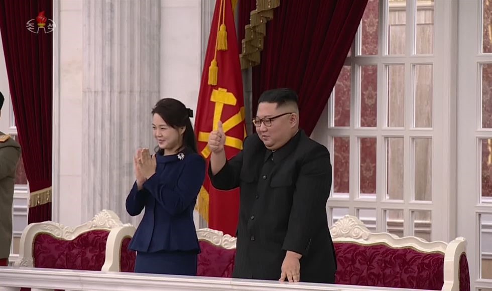 Nhà lãnh đạo Triều Tiên Kim Jong-un và phu nhân Ri Sol-ju xem biểu diễn. Ảnh: KCNA-Yonhap.