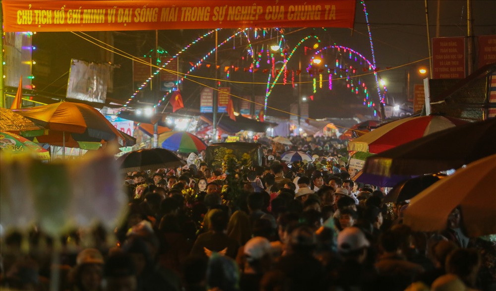 Trời mưa nhưng không ngăn cản được hàng nghìn người đổ về chợ Viềng, phủ Dầy lúc rạng sáng cầu may.