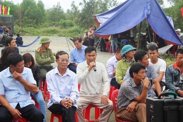 Trong lúc đối thoại, nhiều người dân vẫn ngồi cố thủ trong lều bạt để chặn cổng nhà máy xử lý rác. Ảnh: Trần Tuấn