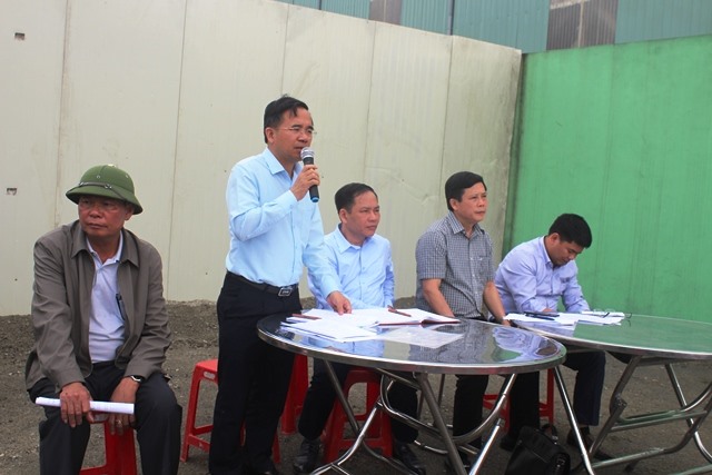 Ông Bùi Quang Hoàn - Chủ tịch UBND huyện Kỳ Anh trả lời tại buổi đối thoại