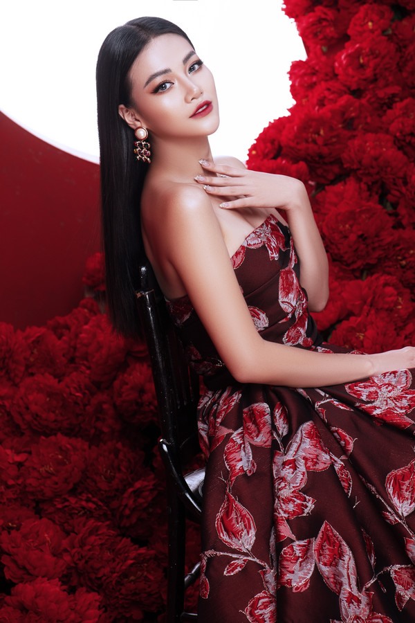 Đăng quang Miss Earth - Hoa hậu Trái Đất 2018, Phương Khánh là mỹ nhân Việt đầu tiên giành ngôi vị cao nhất tại đấu trường sắc đẹp quốc tế. 