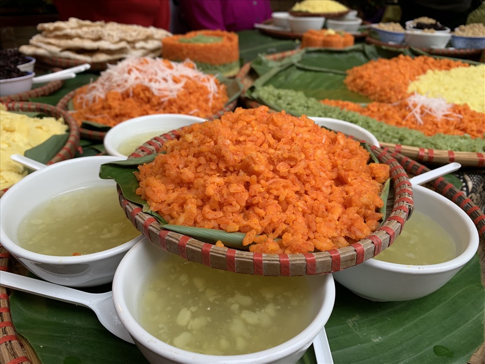 Xôi gấc - món ăn quen thuộc của rất nhiều người Việt được bày đẹp mắt tại lễ hội.