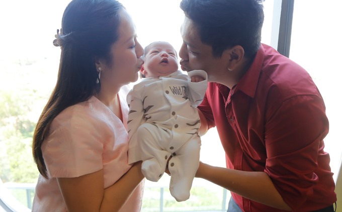 Vợ chồng đạo diễn Đức Thịnh - Thanh Thúy hạnh phúc bên con trai thứ 2 vừa sinh. 