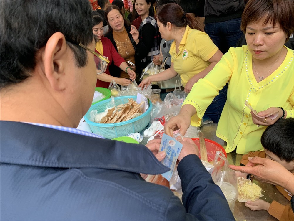Khách thập phương về dự hội đình Phú Gia (phường Phú Thượng, quận Tây Hồ) có thể mua nhều món xôi, chè, bánh đa kê ngay tại khu vực diễn ra lễ hội.