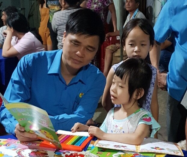 Đồng chí Ngọ Duy Hiểu - PCT Tổng LĐLĐVN đang hướng dẫn cháu Thảo Lam (con gái ruột đồng chí Toàn) học bài