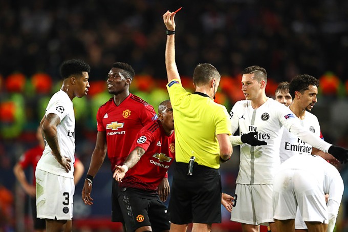 Pogba phải nhận thẻ đỏ khá vô duyên (Ảnh: Getty)