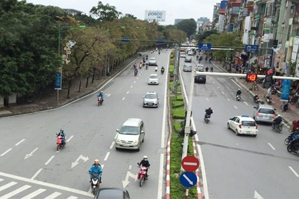 Tình trạng xe gắn máy cố tình lần sang làn đường dành riêng cho xe ô tô là cực kỳ phổ biến.