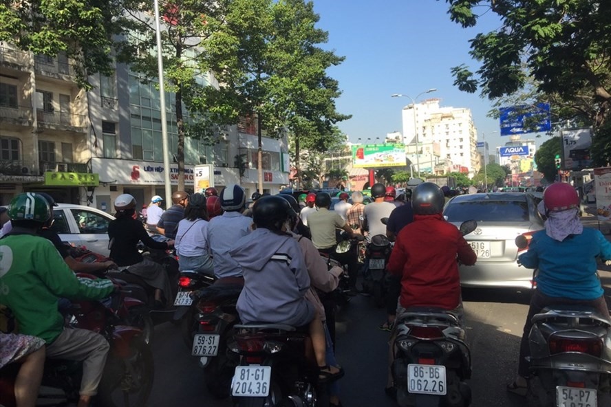 Ở Việt Nam. tình trạng giao thông ùn tắc, chủ phương tiện mất kiên nhẫn ấn còi xe liên tục là chuyện như cơm bữa. Ảnh: LĐO
