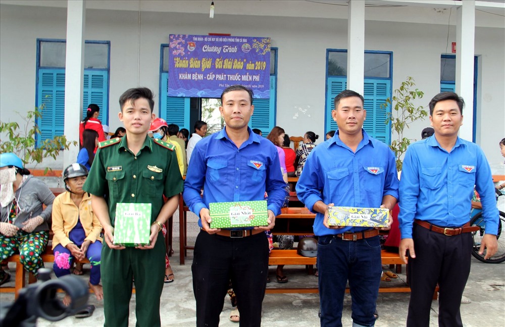 “Xuân Biên giới – Tết Hải đảo” trao quà cho gia đình chiến sĩ khó khăn