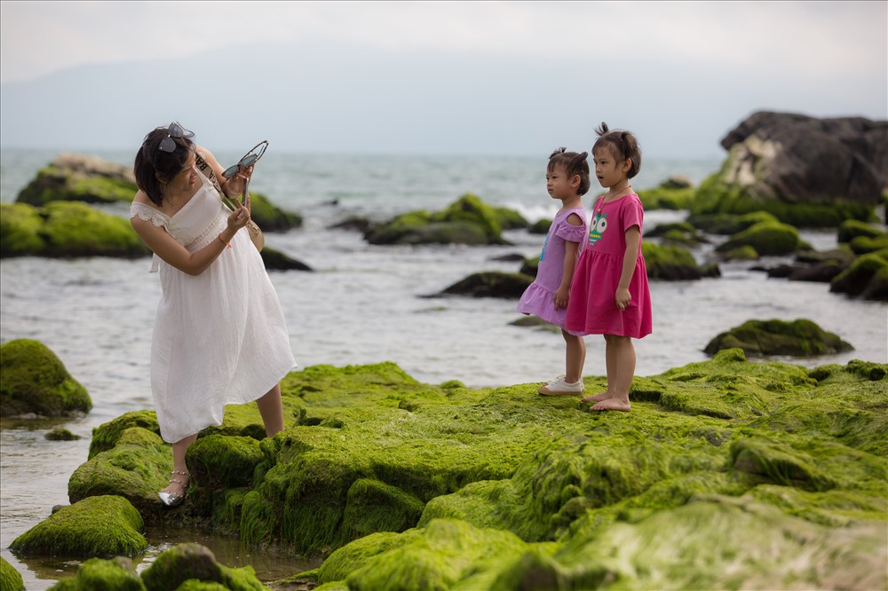 Người dân và du khách đổ xô về bãi đá ở rạn Nam Ô để chụp ảnh và chiêm ngưỡng vẻ đẹp hoang sơ mà tạo hóa đã ban tặng cho người dân làng Nam Ô.