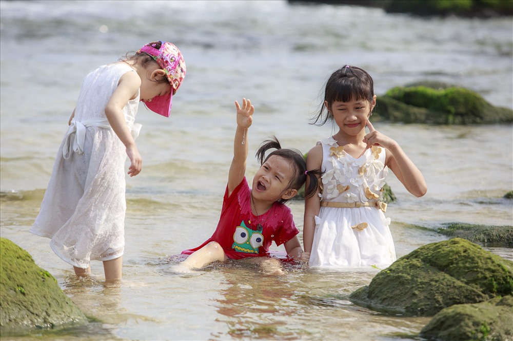 Nhiều em bé thích thú khi được thỏa thích chơi đùa dưới ghềnh đá