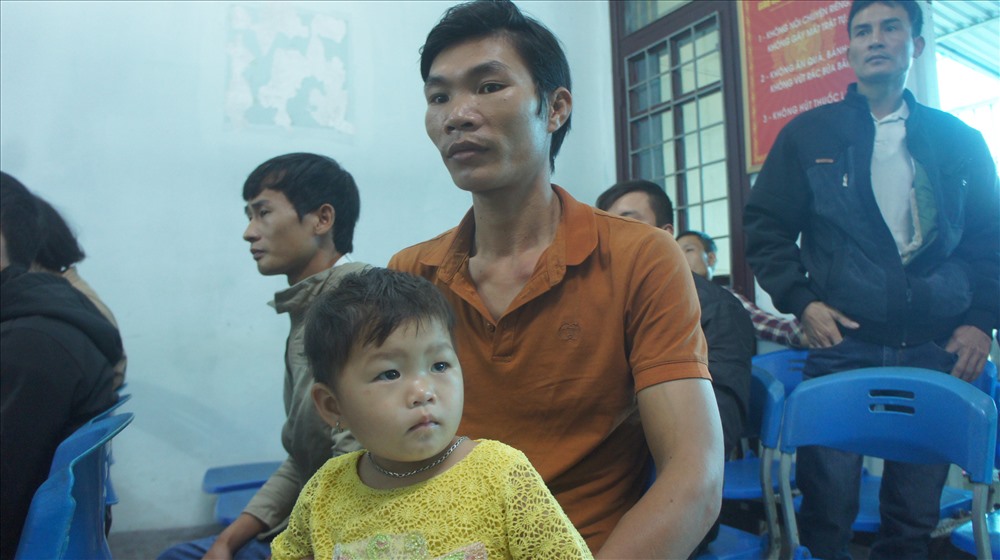 Anh Đậu Văn Tuấn, mang theo con nhỏ từ huyện Nghĩa Đàn