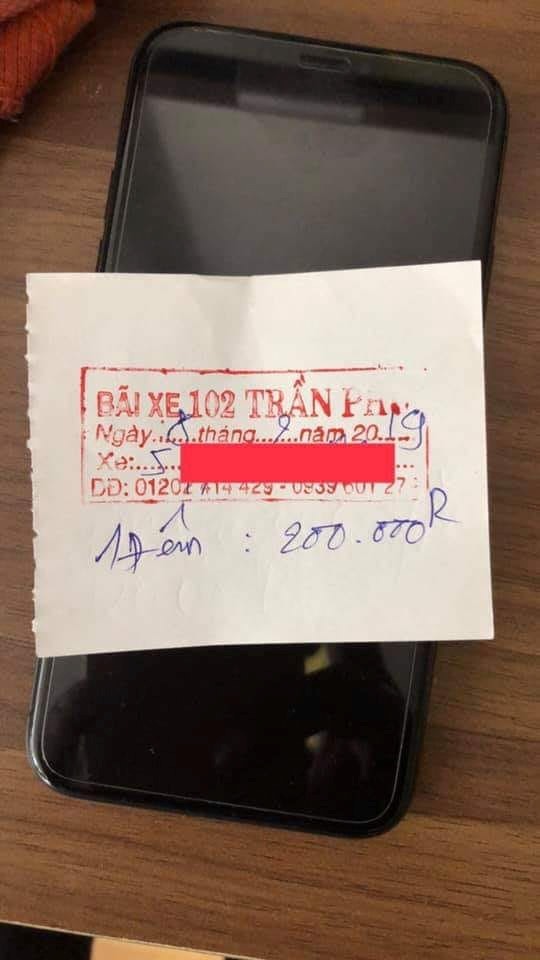 Vé gửi xe tính giá 200.000 đồng ở Nha Trang. Ảnh: PV