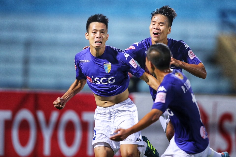Văn Quyết ghi bàn giúp CLB Hà Nội lọt vào vòng sơ loại cuối AFC Champions League.