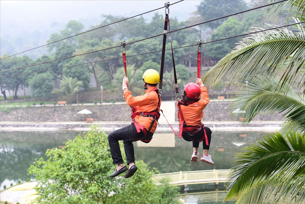 Khách tham quan có cơ hội thử sức với trò chơi mạo hiểm. 