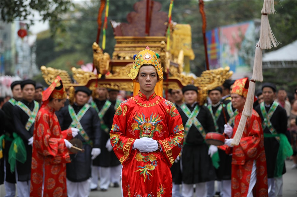 Hôm nay, Mùng 9 tháng Giêng (tức 13.2), người dân làng Triều Khúc (Thanh Trì, Hà Nội) tưng bừng mở lễ hội truyền thống.  Mở đầu bằng nghi lễ rước kiệu Bố Cái đại vương Phùng Hưng về đình làng.