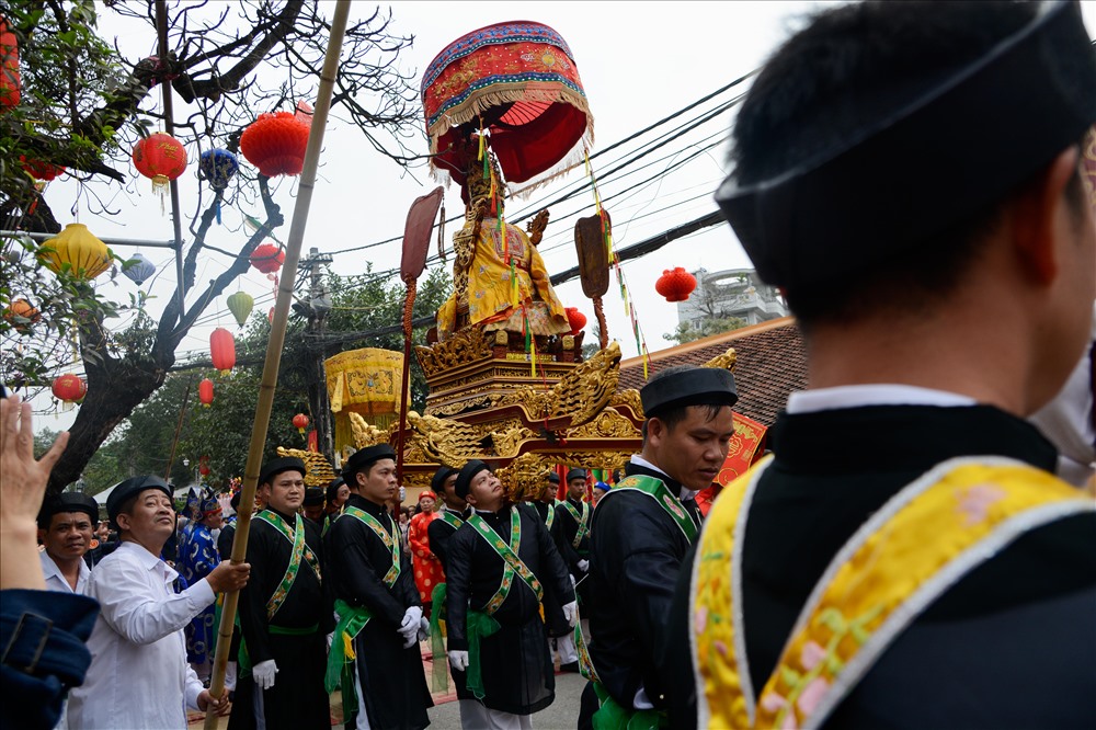 Nghi lễ rước kiệu Bố Cái đại vương Phùng Hưng về đình làng diễn ra long trọng trong sự thành kính của người dân làng Triều Khúc.