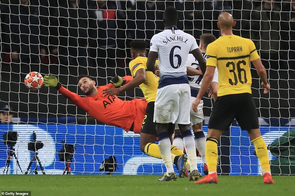 Hugo Lloris (áo cam) cứu thua cho Tottenham ở cuối hiệp 1. Ảnh: Getty Images.