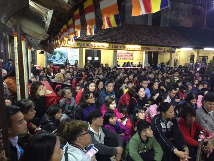 Người dân ngồi chật cứng sân chùa Phúc Khánh.