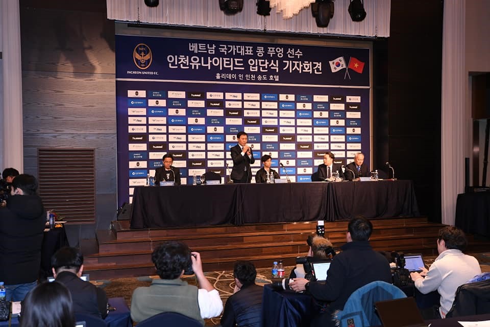Chân sút số 10 của tuyển Việt Nam và HAGL được Incheon United tổ chức ra mắt và họp báo rầm rộ ở khách sạn đối tác Holiday Inn Incheon Songdo, của CLB, trong ngày rất đáng nhớ: đúng ngày lễ Valentine 14.2. Ảnh: Incheon United FC