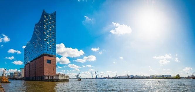 Khi được mở ra vào năm 2017, tòa Elbphilharmonie Hamburg nước Đức đã lập tức được xem xét để trở thành trung tâm hội nghị tầm quốc tế. Kiến trúc mới này nằm ngay phía trên của nhà kho cũ xây dựng năm 1963 và chỉ trong một thời gian ngắn nó đã trở thành một tòa nhà quốc tế dễ nhận biết nhất trong thành phố. 