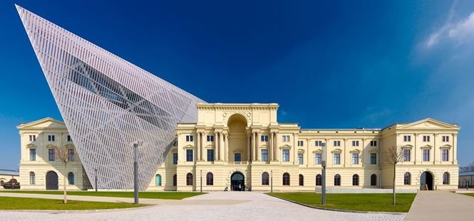 Bảo tàng lịch sử Military, nước Đức được xây dựng năm 1876 và chính phủ đã quyết định đóng cửa khu vực này vào năm 1989. Tuy nhiên, đến năm 2011, sau khi được cải tạo bởi Dabiel Libeskind, bảo tàng đã được mở cửa trở lại. Thiết kế của anh ấy sáng tạo với việc thêm một mặt tiền hiện đại với góc nhô ra khỏi tòa nhà truyền thống. 