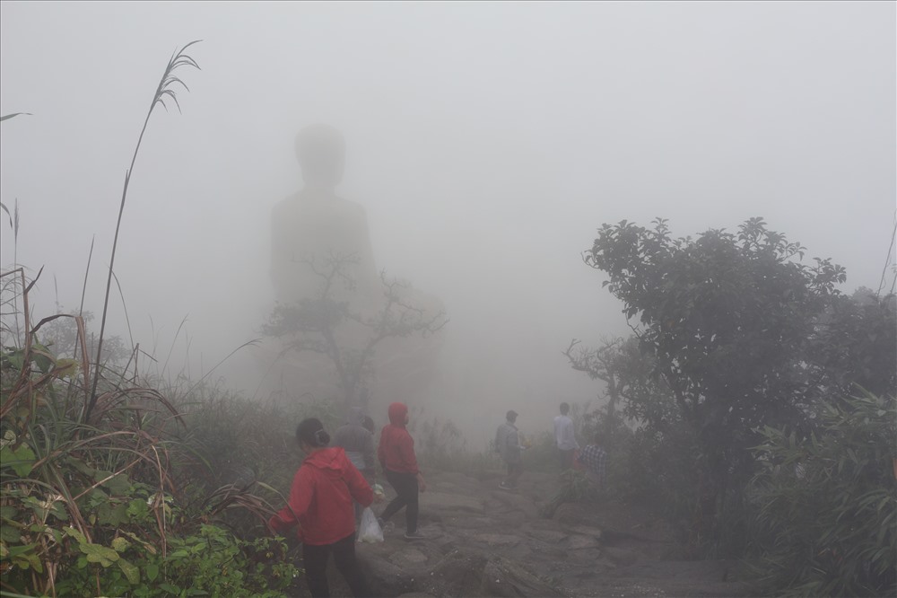 Tượng Phật hoàng Trần Nhân Tông mờ ảo trong sương. Ảnh: Nguyễn Hùng