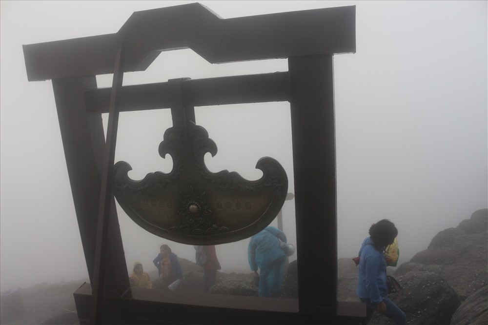 8h sáng, sương vẫn giăng mịt mù trên đỉnh thiêng Yên Tử. Ảnh: Nguyễn Hùng
