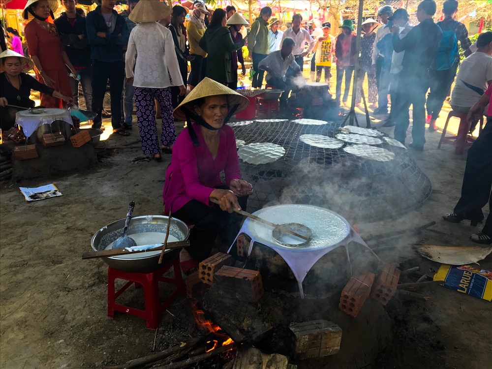 Nghề làm bánh tráng từ lâu đã góp phần làm nổi tiếng làng Tuý Loan nên trong phần hội không thể thiếu cuộc thi nướng bánh tráng, người khéo tay nhất sẽ được cử ra để tham gia cuộc thi.
