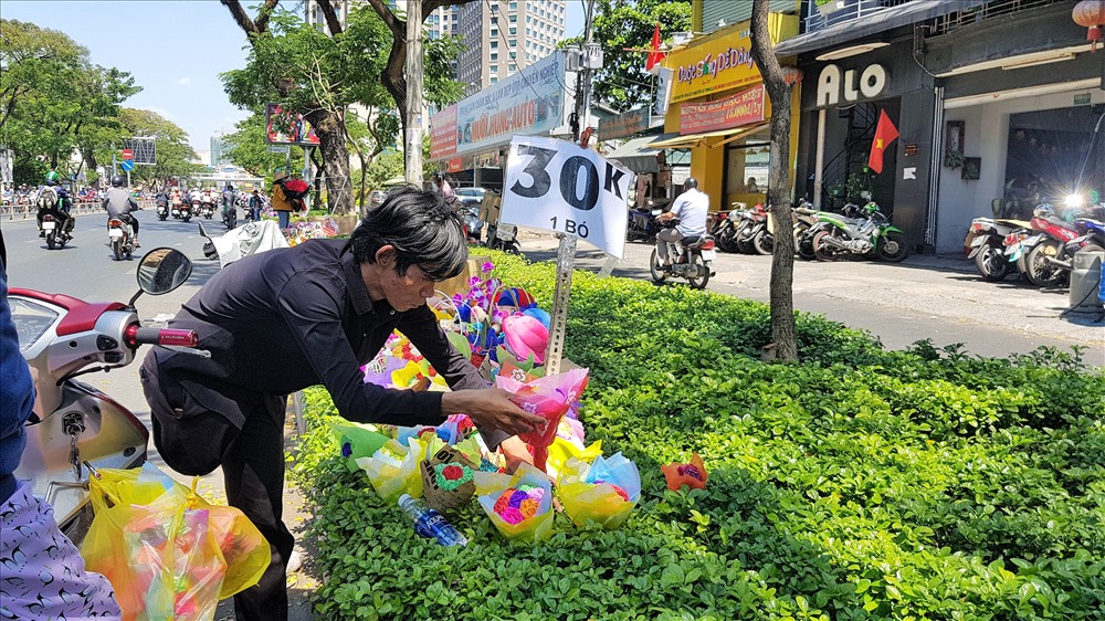 Đến hẹn lại lên, cứ vào ngày 14.2 hay 8.3 thì con đường Nguyễn Văn Cừ lại xuất hiện nhiều bạn trẻ bán các loại hoa, quà. Ảnh: Trường Sơn