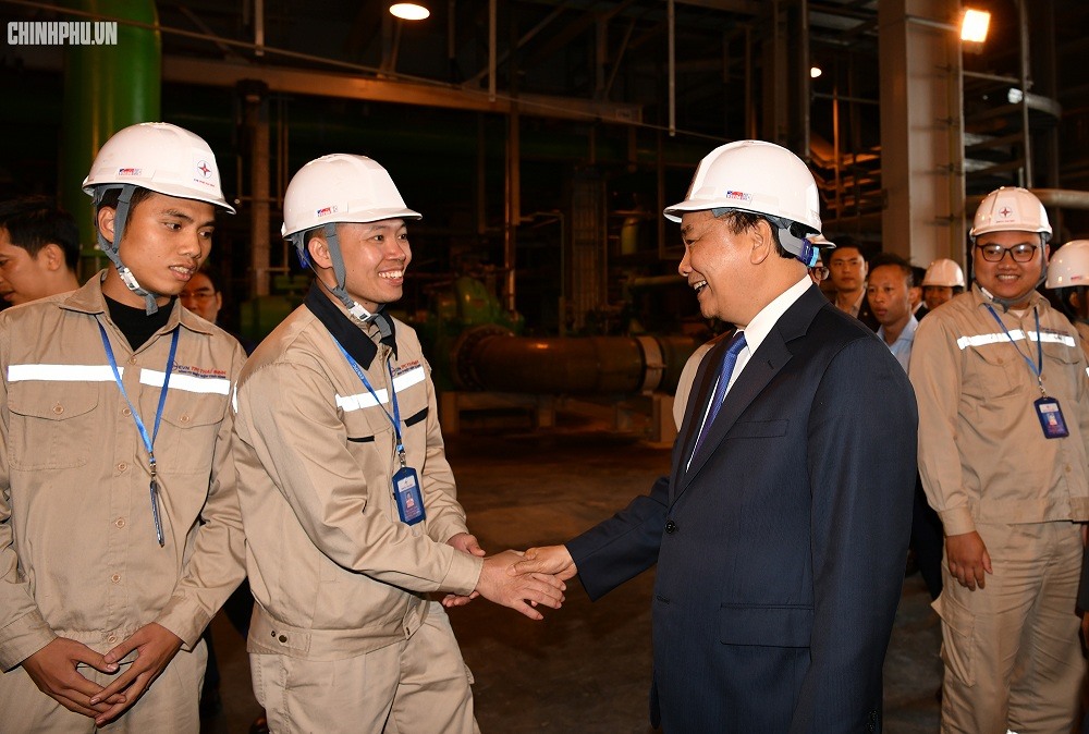 Thủ tướng với công nhân Nhà máy nhiệt điện Thái Bình - ảnh Cổng TTCP