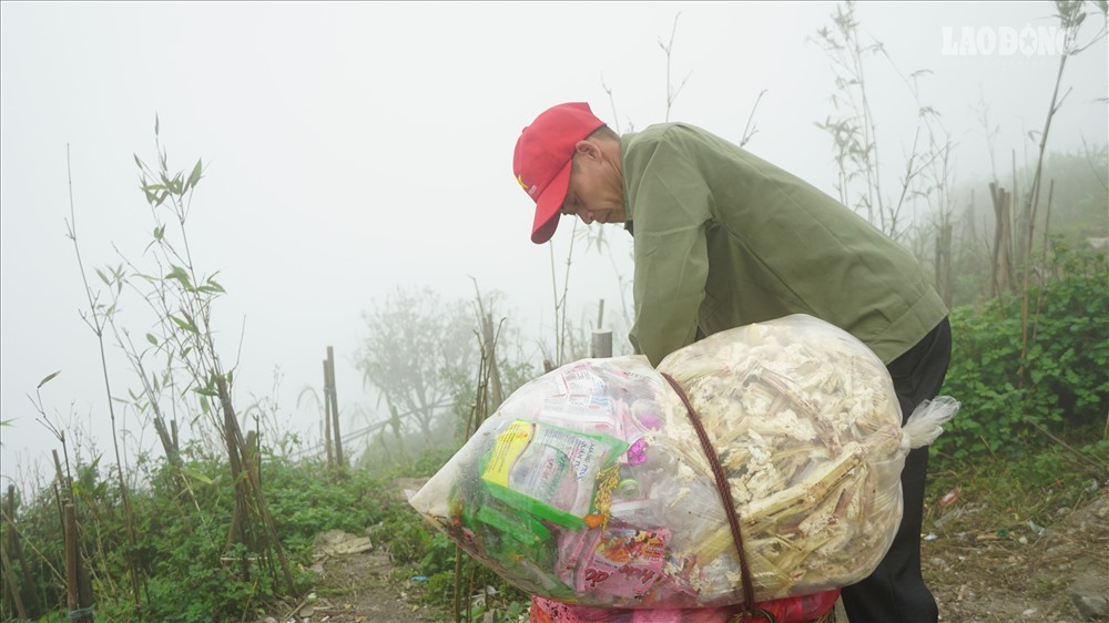 Những ngày này, thời tiết Yên Tử thường xuyên có mây mù, mưa lạnh, gây khó khăn trong quá trình làm việc và chuyển của những công nhân môi trường tại đây. 
