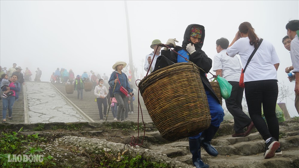 Để di chuyển rác từ các địa hình khác nhau của Yên Tử, các công nhân môi trường tại đây buộc phải cõng, hoặc gánh. Quãng đường di chuyển tương đối xa, thường xuyên phải leo bậc thang, núi đá. 