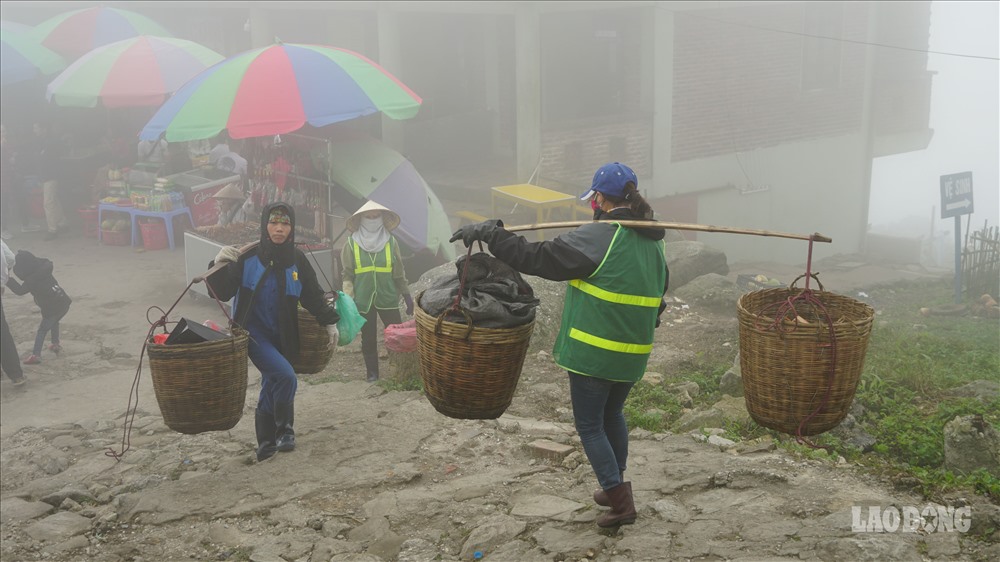 Những ngày này, thời tiết Yên Tử thường xuyên có mây mù, mưa lạnh, gây khó khăn trong quá trình làm việc và chuyển của những công nhân môi trường tại đây. 
