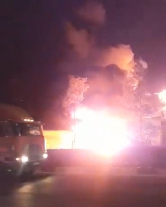 Cháy 4 cơ sở kinh doanh ngoài mặt đường tại Bình Dương.