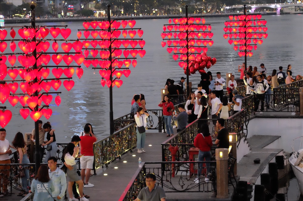 Tại Cầu Tình yêu nằm trên dòng sông Hàn của TP Đà Nẵng, nơi đây không khí hết sức nhộn nhịp.