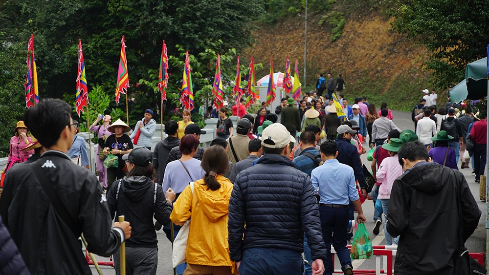 Lượng người đổ về Yên Tử rất đông đúc.