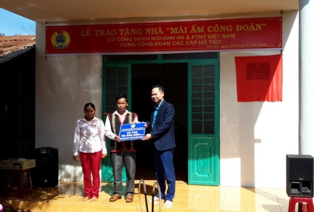 Vợ chồng đoàn viên Siu Gai - Nông trường IAKor (thuộc Cty TNHH MTV Cà phê Việt Đức) nhận kinh phí hỗ trợ xây dựng “Mái ấm CĐ” của CĐ NNPTNTVN. Ảnh: Nguồn CĐ NNPTNTVN  
