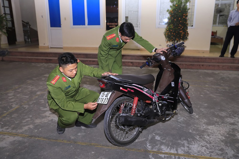 CAQ Dương Kinh thu hồi, kiểm tra chiếc xe máy bị cướp.