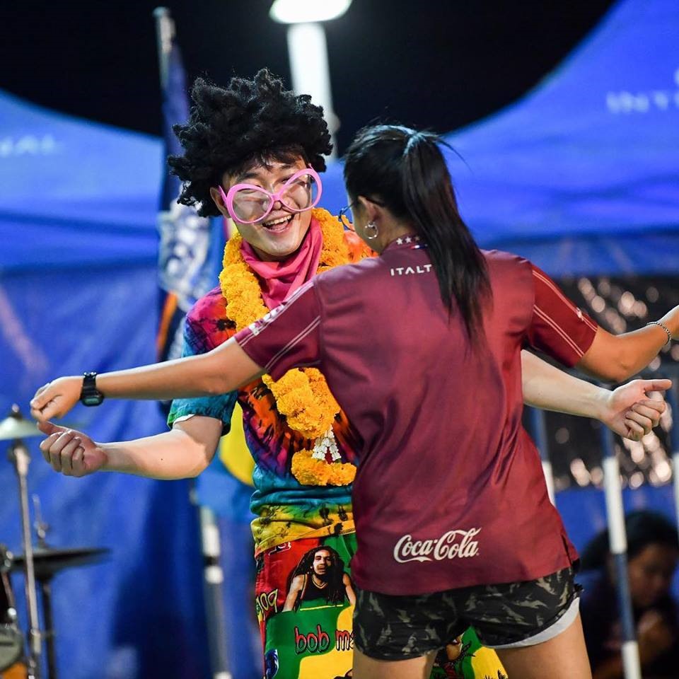 Tiền vệ của ĐT Việt Nam dường như đã trở thành tâm điểm của buổi tiệc khi “quẩy” cực sung cùng với bộ trang phục “không đụng hàng” của mình. Ảnh: Buriram United FC