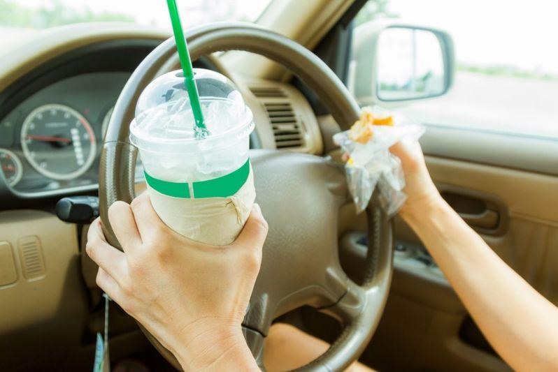 Bạn có thể mang một ít nước và đồ ăn nhẹ trên xe để giải quyết cơn thèm ăn khi mang thai.