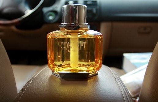 Khi trên xe có chở phụ nữ đang mang thai bạn nên dẹp bớt các vật cứng dễ rơi và cất nước hoa (những loại nặng mùi)