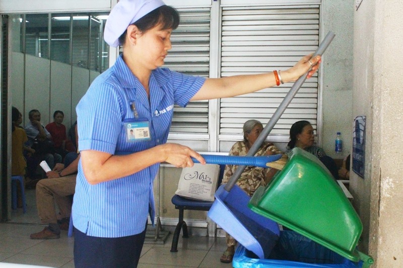 Chị Oanh đang dọn dẹp vệ sinh tại bệnh viện, ảnh: Kim Đồng