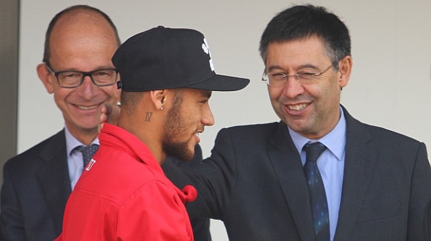 Chủ tịch CLB Barca không muốn mua lại Neymar.